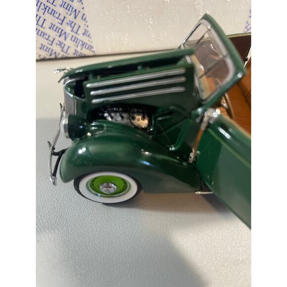 Franklin Mint 1:24 1936 Ford Deluxe Cabriolet Convertible - Picture 2 of 15